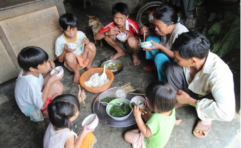 Cặp vợ chồng đông con nhất Quảng Nam: Không nhớ nổi năm sinh 15 đứa con, nhìn bữa ăn đạm bạc mà xót lòng