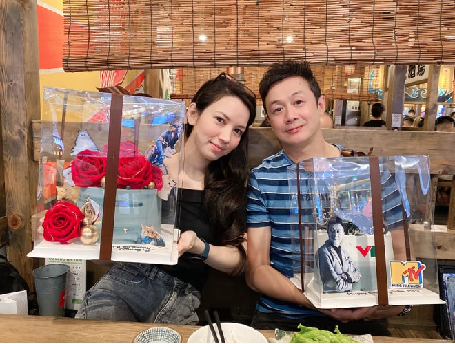 Đón con gái ngay mùng 2 Tết sau 10 năm kết hôn, MC Anh Tuấn và vợ kém 14 tuổi xúc động, nghẹn ngào