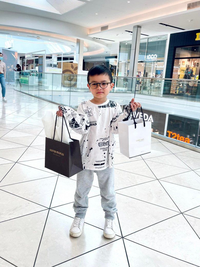 Xa bố từ nhỏ, con trai Đan Trường 6 tuổi luôn mặc đồ đắt tiền, đi shopping ga-lăng với mẹ