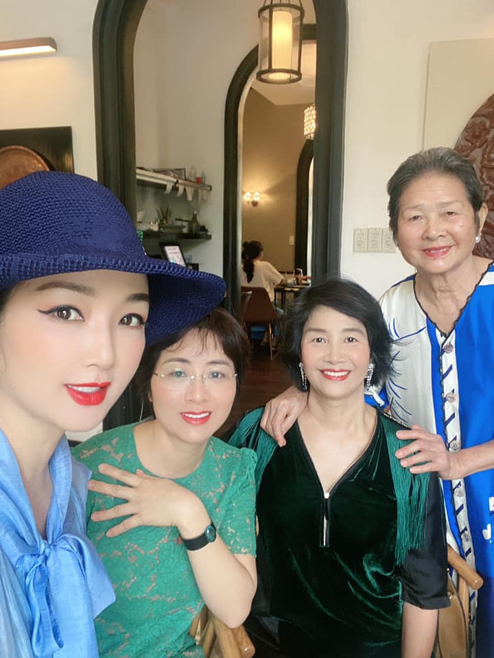 Hoa hậu độc nhất vô nhị của Việt Nam tuổi 52 không gợn nếp nhăn, mẹ già 79 tuổi nhan sắc mới đỉnh