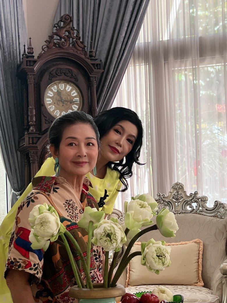 Hoa hậu độc nhất vô nhị của Việt Nam tuổi 52 không gợn nếp nhăn, mẹ già 79 tuổi nhan sắc mới đỉnh