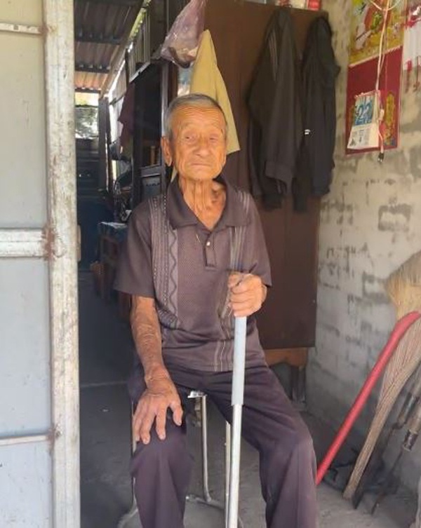 Cụ ông 101 tuổi sống một mình trong căn nhà có 7 ngôi mộ: "Ngày nào tôi cũng đốt nhang khói để bố mẹ, anh, vợ con phù hộ" ảnh 1