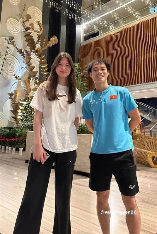 Xuất hiện cô gái lai Tây diện áo dài xinh đẹp, 16 tuổi cao gần 1m8, thân thiết với dàn cầu thủ nổi nhất Việt Nam ảnh 3