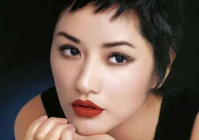 Không chỉ nổi tiếng trong giới người mẫu, Cù Dĩnh còn là diễn viên, ca sĩ.