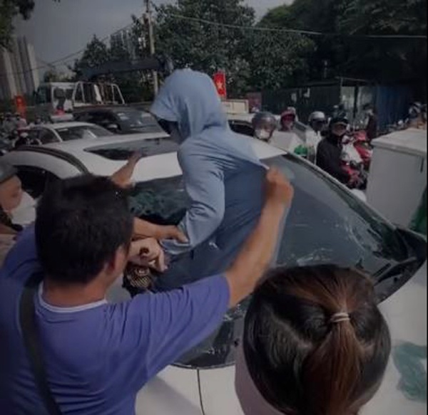 Bắt quả tang chồng chở bạn trai trên ô tô, vợ mượn mũ bảo hiểm đập vỡ kính ô tô rồi vào trong đánh ghen