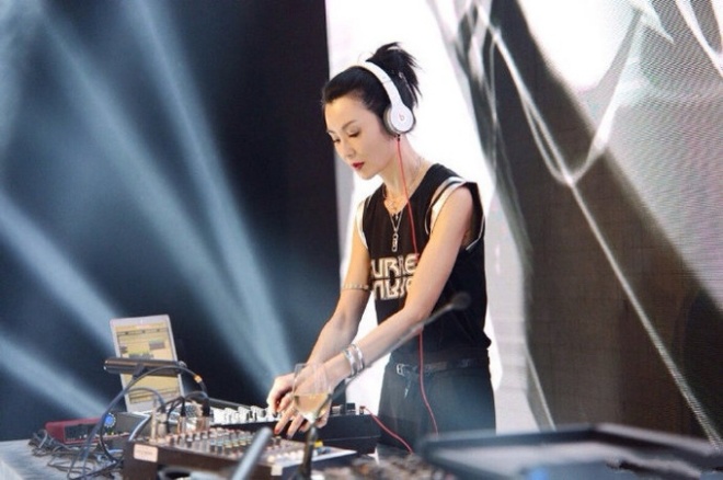 Trương Mạn Ngọc vài năm nay tham gia show truyền hình, làm DJ khi buồn.