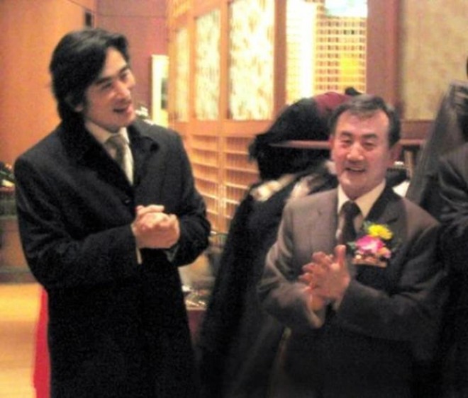Hình ảnh hiếm hoi của chủ tịch Cha Su Woong bên con trai Cha In Pyo.