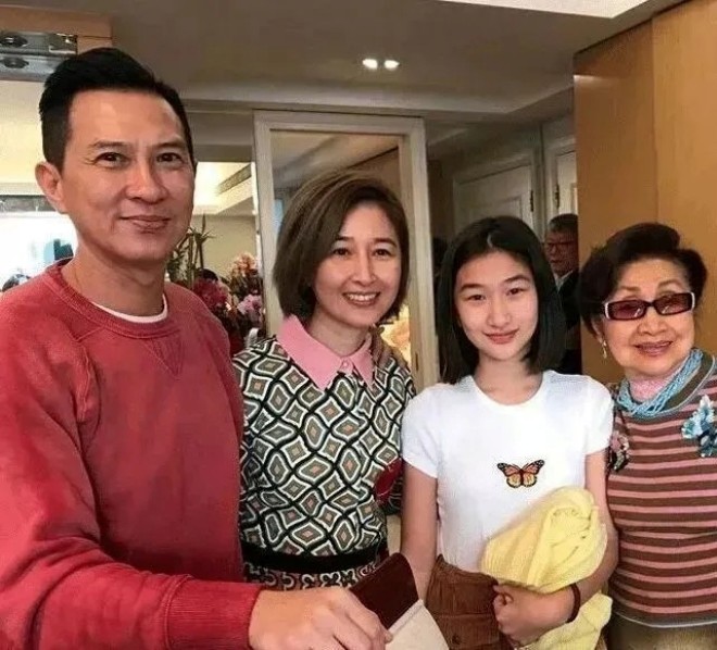 Gia đình hạnh phúc của Trương Gia Huy.