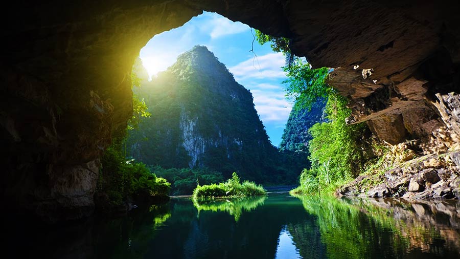 Khám phá 8 hang động nổi tiếng ở Việt Nam, mê mẩn trước vẻ đẹp của hang động lớn nhất thế giới