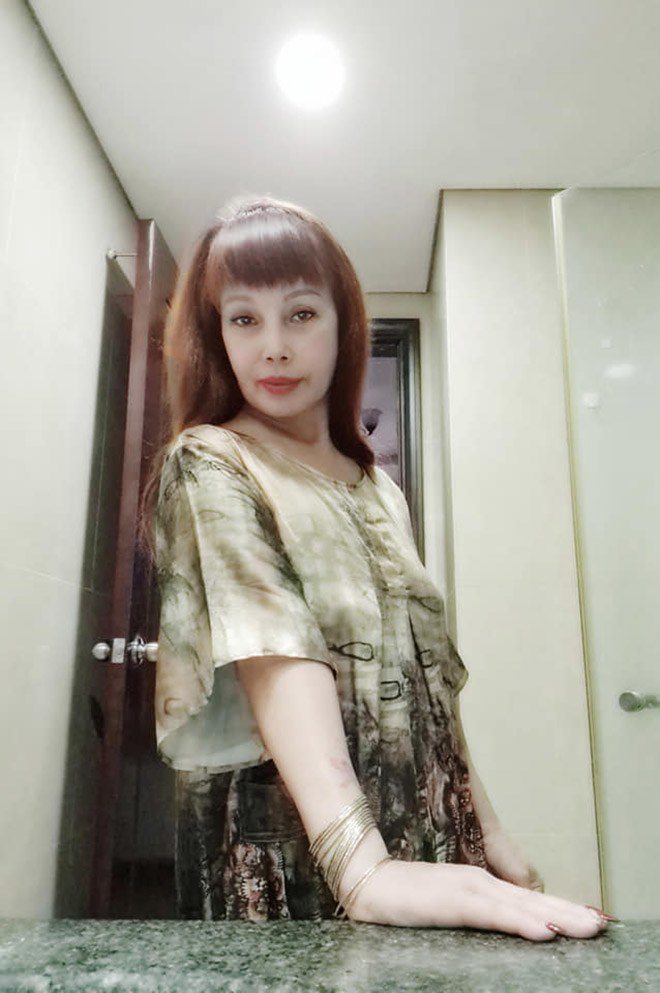 Hình ảnh khác lạ của cô dâu Thu Sao trên kênh Tiktok: Càng ngày càng trẻ bên cạnh chồng là trai tân kém 36 tuổi