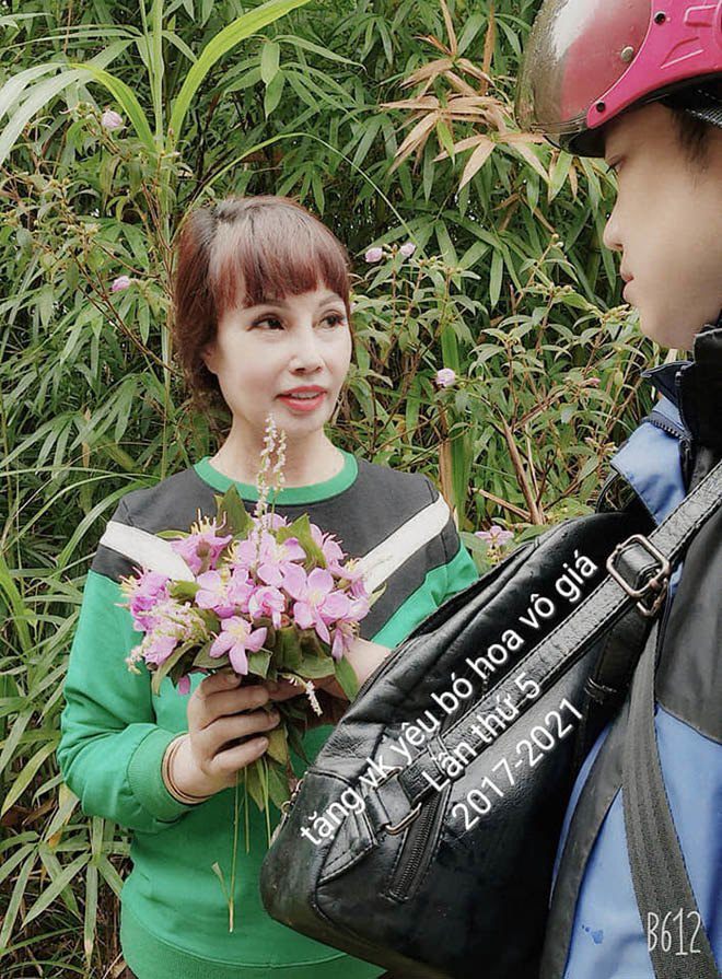 Hình ảnh khác lạ của cô dâu Thu Sao trên kênh Tiktok: Càng ngày càng trẻ bên cạnh chồng là trai tân kém 36 tuổi